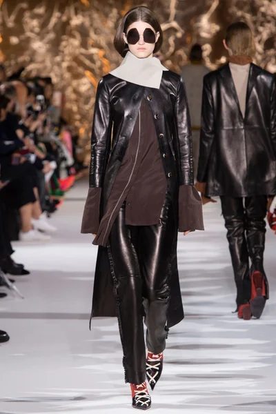 Look 18
